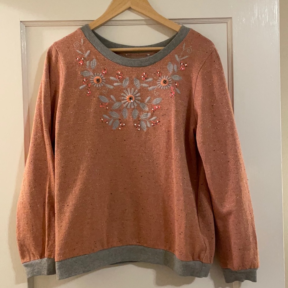 Sweatshirt with beaded detail on the collar.